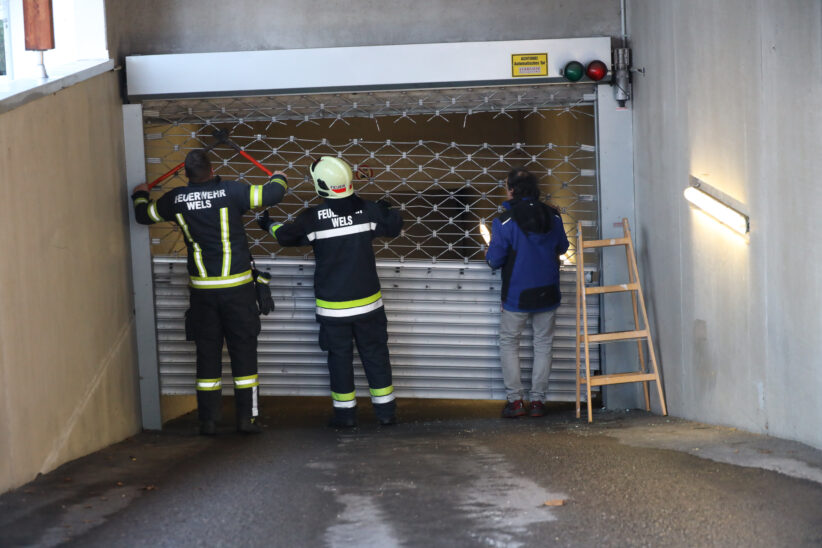 Verkehrsunfall: Beschädigtes Tor einer Tiefgarage in Wels-Pernau durch Feuerwehr geöffnet