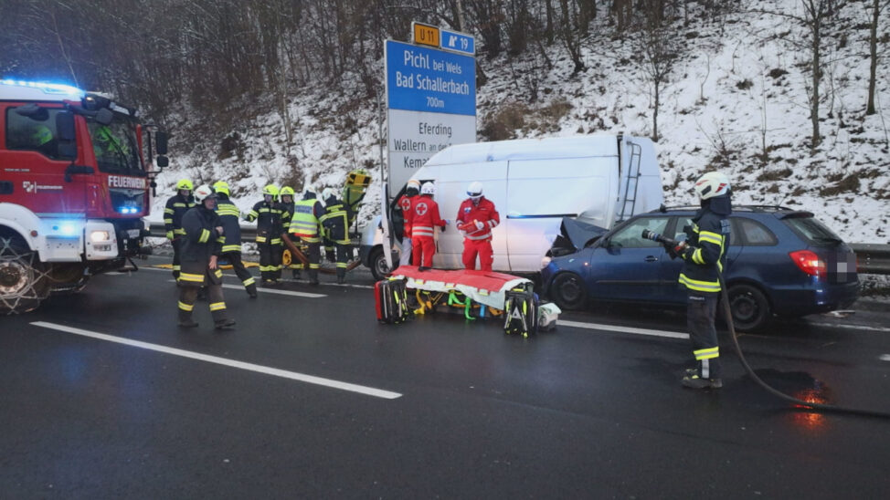 Menschenrettung nach schwerem Verkehrsunfall auf Innkreisautobahn in Pichl bei Wels