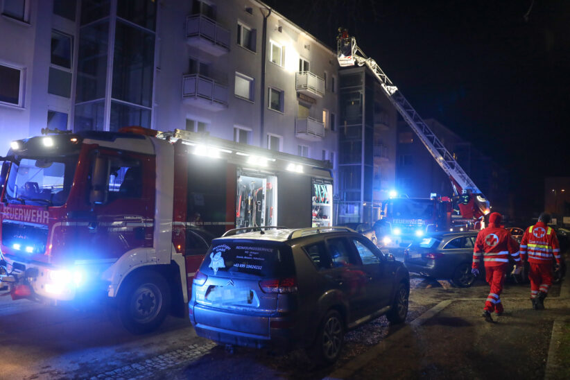 Einsatz nach gemeldetem Brand in einem Mehrparteienwohnhaus in Wels-Vogelweide