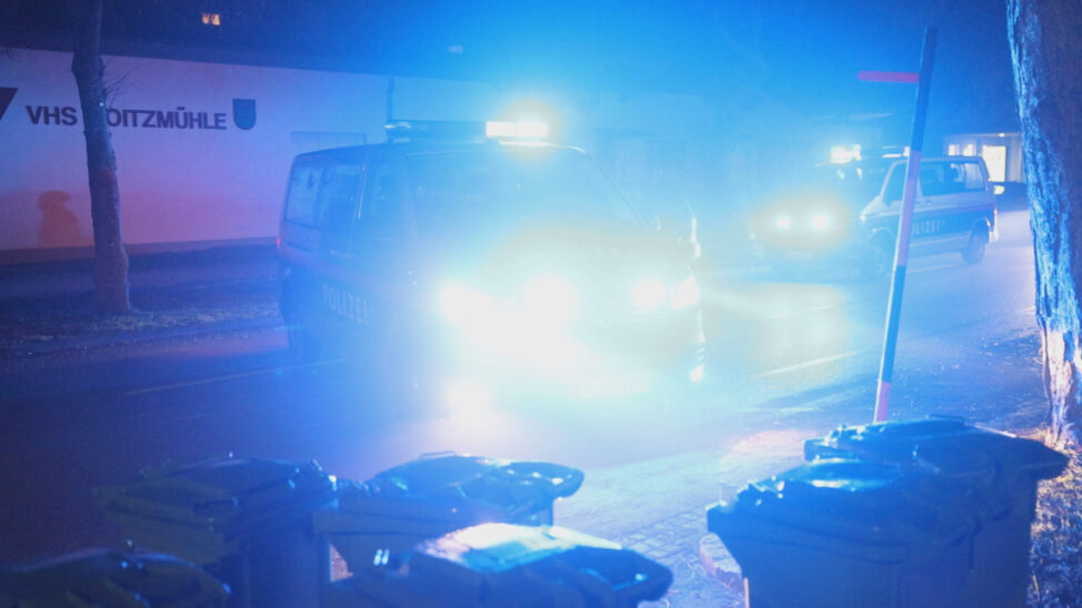 Brandheißer Jahreswechsel für Einsatzkräfte in Wels - Siedlungsgebiet durch Polizei abgesperrt