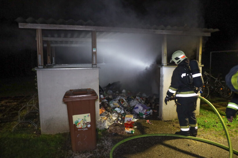 Brand in Müllinsel einer Wohnanlage in Wels-Lichtenegg