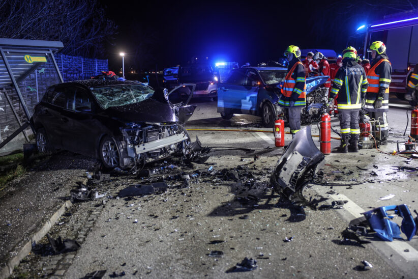 Vier teils Schwerverletzte bei Crash mit drei beteiligten Autos in Edt bei Lambach