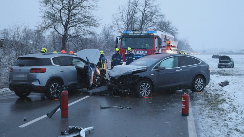 Schwerer Crash mit drei Autos auf Wiener Straße in Edt bei Lambach fordert zwei Verletzte