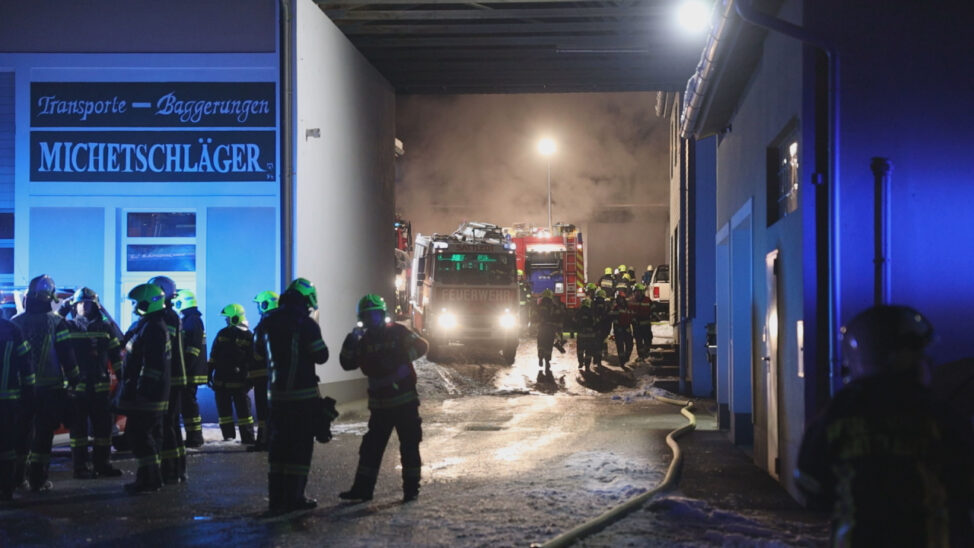 Sieben Feuerwehren bei Brand bei einem Gewerbebetrieb in Eberstalzell im Einsatz