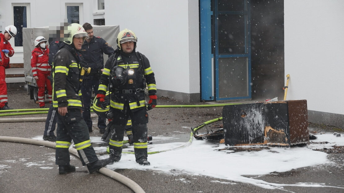 Feuerwehr bei Brand in einer Halle in Wels-Lichtenegg im Einsatz