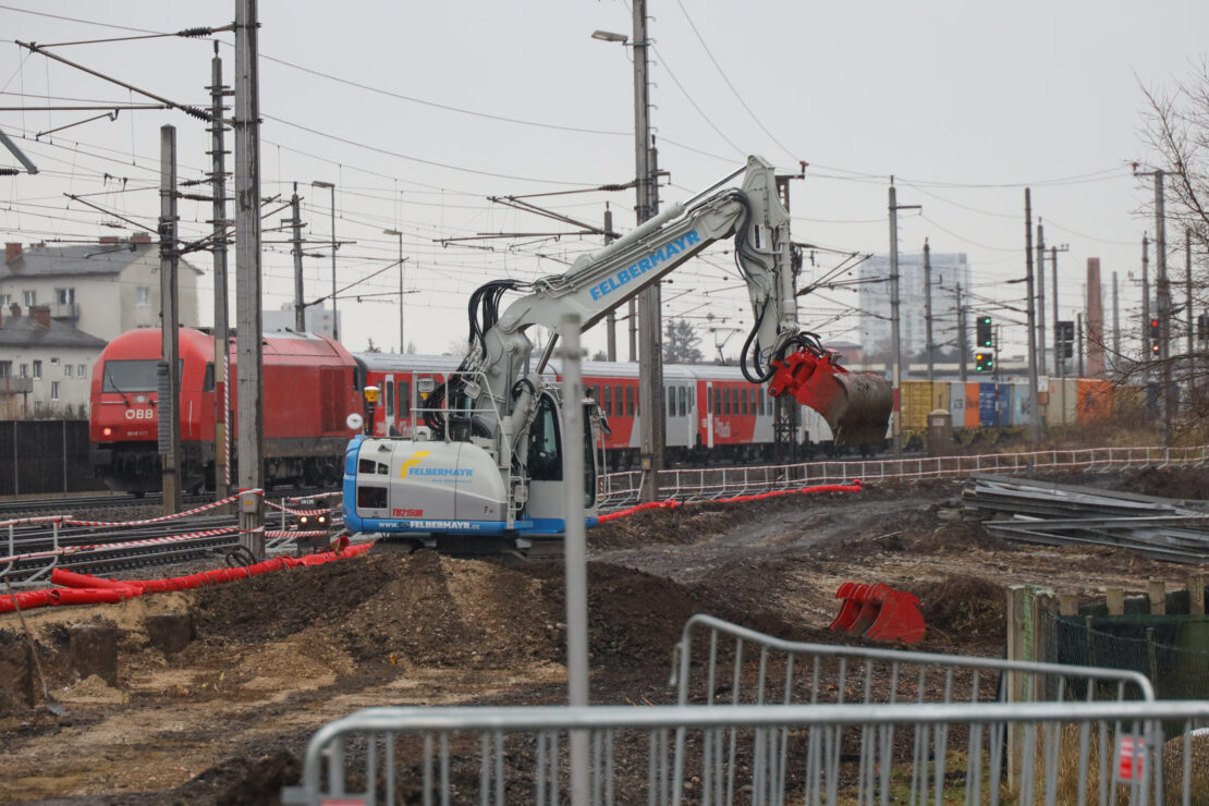 Sperre der Westbahnstrecke nach neuerlichem Fund einer Fliegerbombe bei Bauarbeiten in Wels-Neustadt