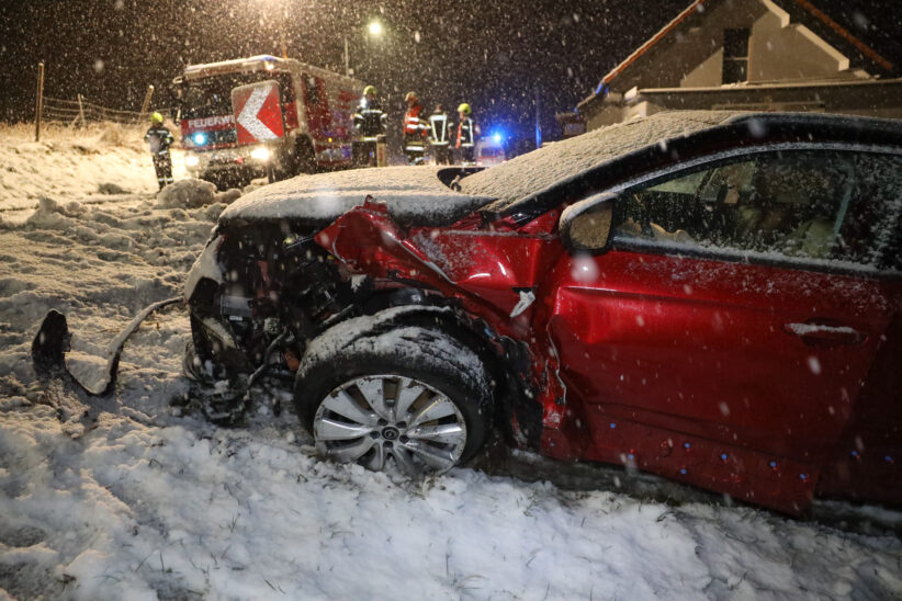PKW-Kollision bei winterlichen Straßenverhältnissen in Offenhausen