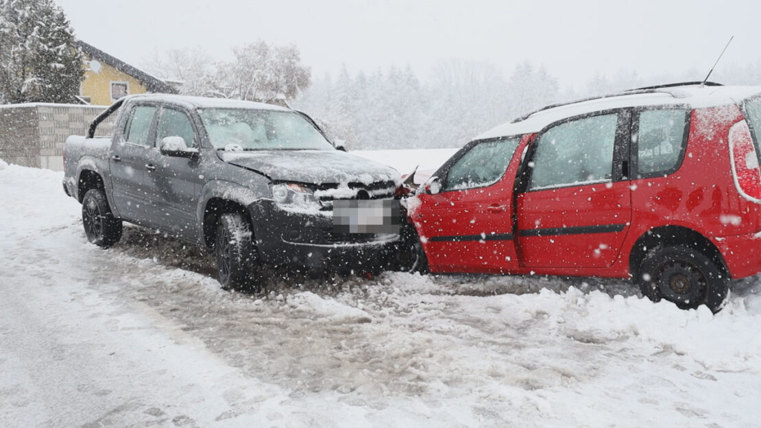 Frontalcrash auf Schneefahrbahn in Edt bei Lambach fordert zwei Verletzte