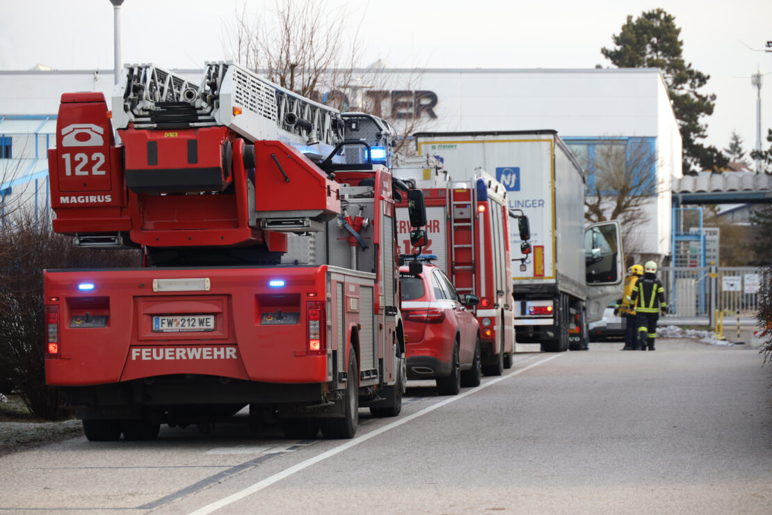 Vermuteter Gasaustritt an einem LKW nach medizinischem Notfall in Wels-Lichtenegg