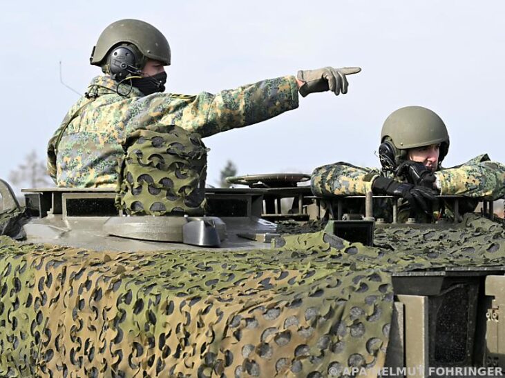 Ausbildung österreichischer Kampfpanzer-Soldaten in Wels