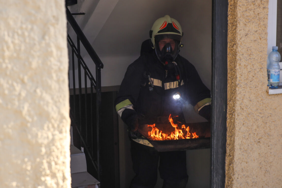 Feuerwehr und Rauchfangkehrer bei ausgedehntem Kaminbrand in Wels-Neustadt im Einsatz