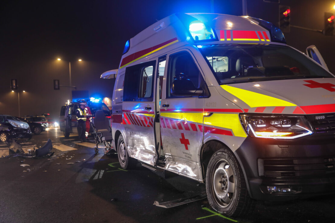 Verkehrsunfall zwischen PKW und Rettungsauto in Wels-Puchberg fordert zwei Verletzte