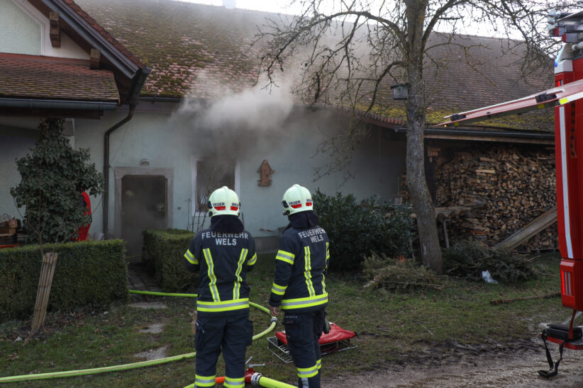 Brand im Heizraum eines Wohnhauses in Wels-Puchberg sorgte für größeren Einsatz der Feuerwehr