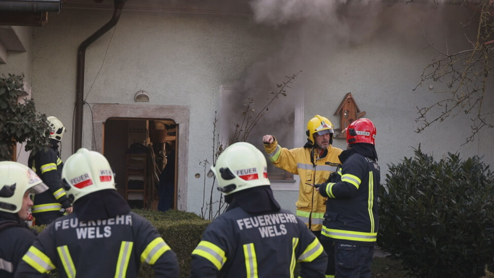Brand im Heizraum eines Wohnhauses in Wels-Puchberg sorgte für größeren Einsatz der Feuerwehr