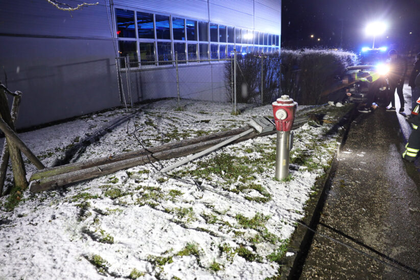 Telefonmast bei Verkehrsunfall in Gunskirchen umgefahren