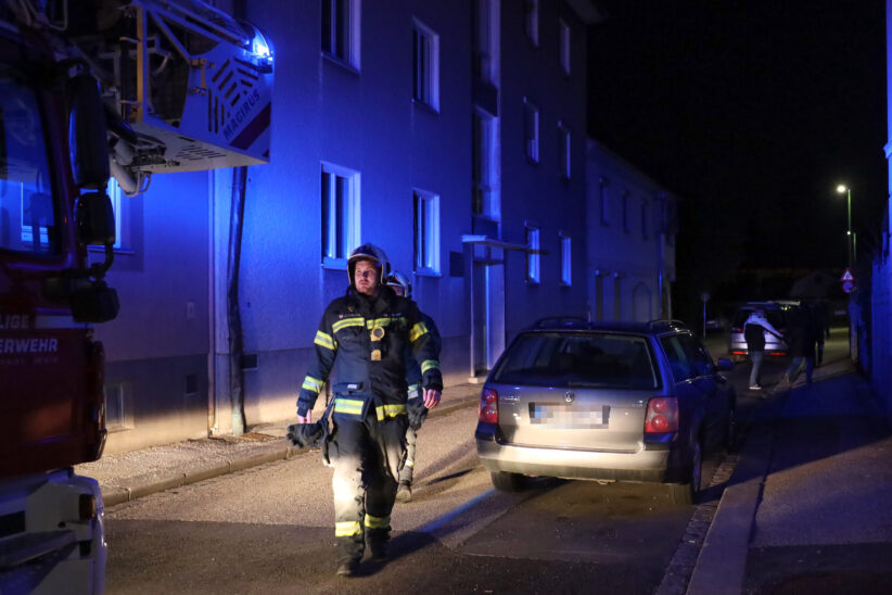 Kerze als Auslöser: Einsatzkräfte zu vermutetem Wohnungsbrand in Wels-Innenstadt alarmiert