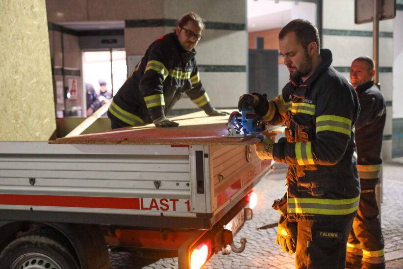Feuerwehr im Einsatz: Türe einer Apotheke in Wels-Innenstadt eingeschlagen