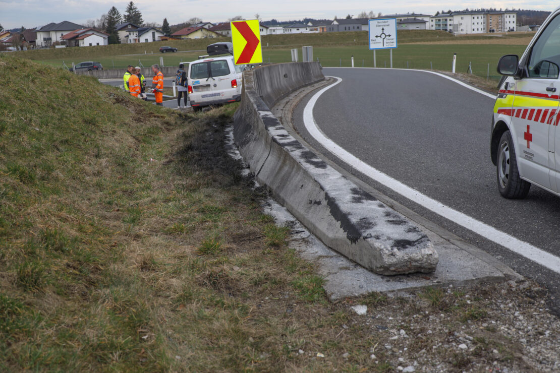 Unfall eines Kleinbusses auf Autobahnabfahrt bei Eberstalzell endet glimpflich