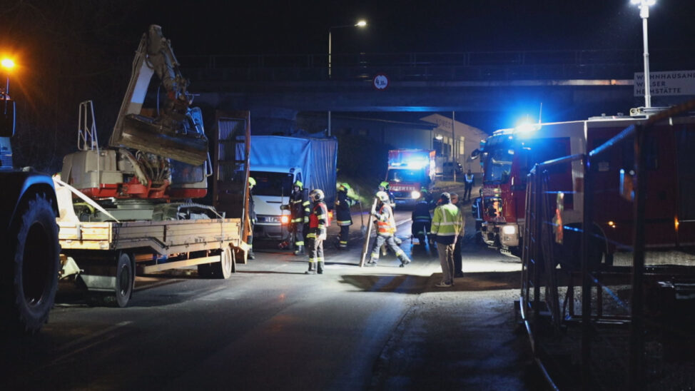 Bagger rammt Eisenbahnbrücke: Einsatz nach Unfall mit aufgeladenem Minibagger in Edt bei Lambach