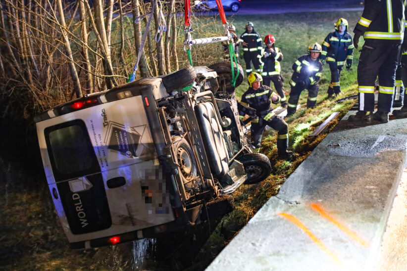 Kleintransporter bei schwerem Verkehrsunfall in Steinerkirchen an der Traun in Mühlbach gestürzt