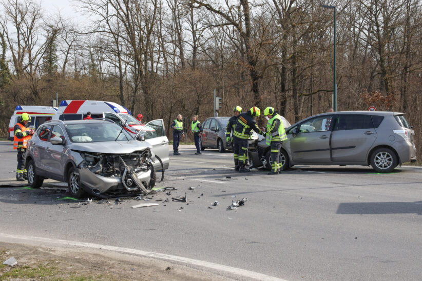 Fünf Verletzte bei Kreuzungskollision zwischen zwei PKW auf Wiener Straße in Gunskirchen