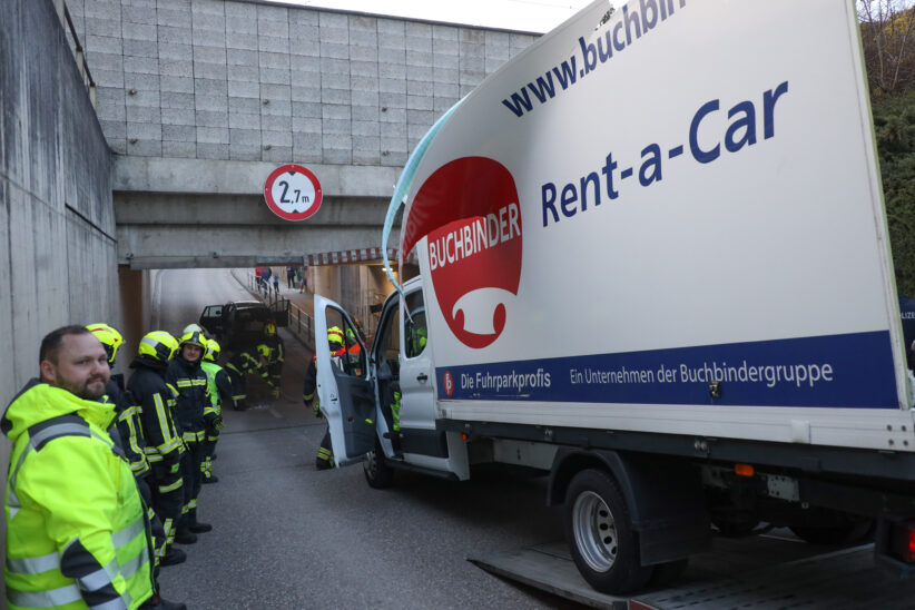Aufbau regelrecht zerlegt: Kleintransporter steckte in Gunskirchen in Unterführung fest