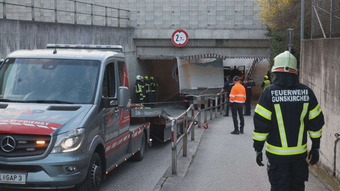 Aufbau regelrecht zerlegt: Kleintransporter steckte in Gunskirchen in Unterführung fest