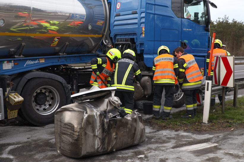 Dieseltank abgerissen: LKW-Unfall auf Welser Autobahn in Weißkirchen an der Traun