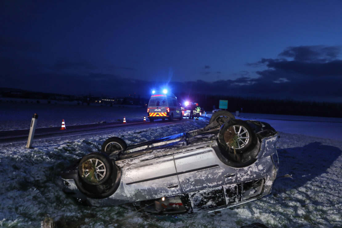 Autoüberschlag bei winterlichen Fahrbedingungen in Marchtrenk