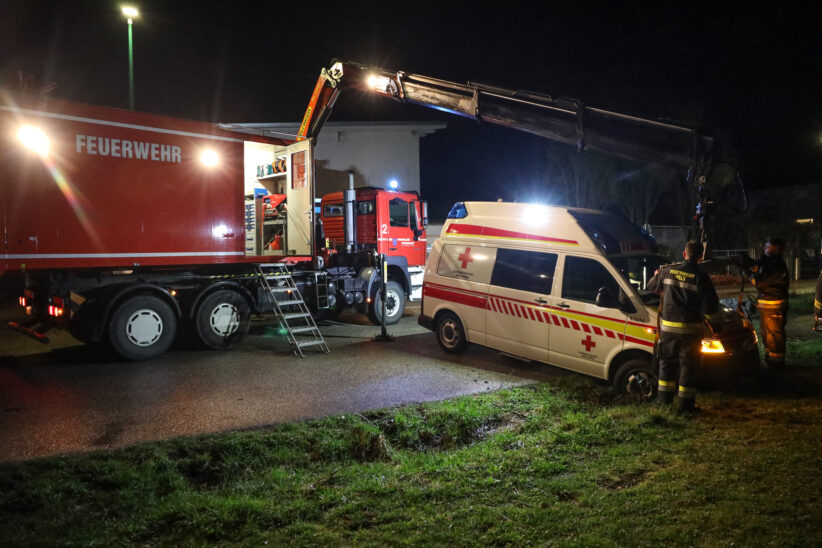 Missgeschick bei Wendemanöver: Rettungsfahrzeug in Wels-Lichtenegg in Wiese eingesunken