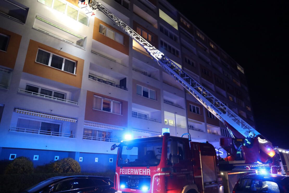 Schwelbrand "hinausgelüftet": Nächtlicher Einsatz in einem Mehrparteienwohnhaus in Wels-Neustadt