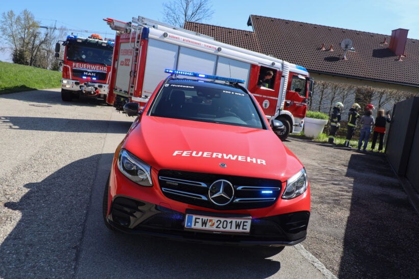 Brandverdacht in Wels-Puchberg durch kleines Osterfeuer in einem Garten