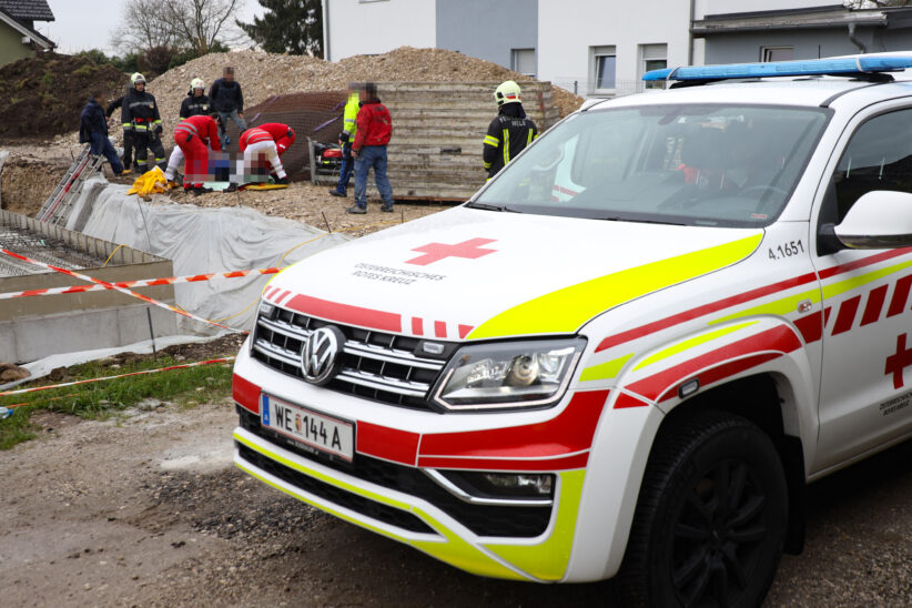 Personenrettung nach Arbeitsunfall auf Baustelle in Wels-Schafwiesen