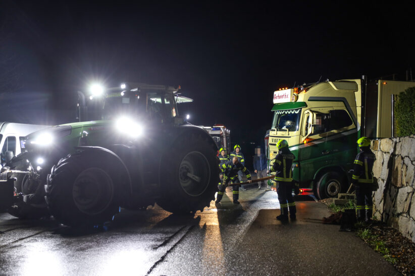 LKW-Sattelzug festgefahren: Bergeeinsatz in Thalheim bei Wels mit schwerem Traktor erfolgreich
