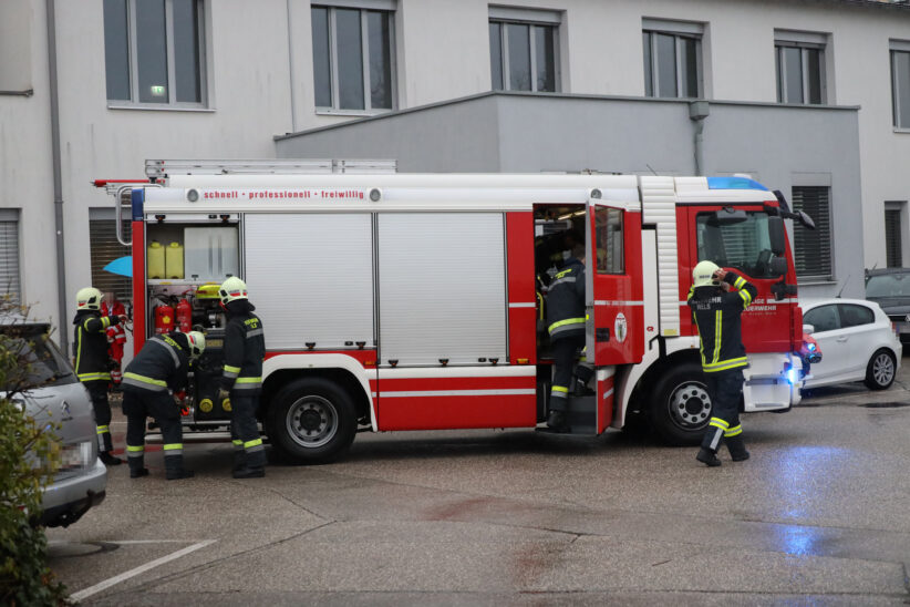 Feuerwehr bei Dienststelle eines Rettungsdienstes in Wels-Neustadt im Einsatz