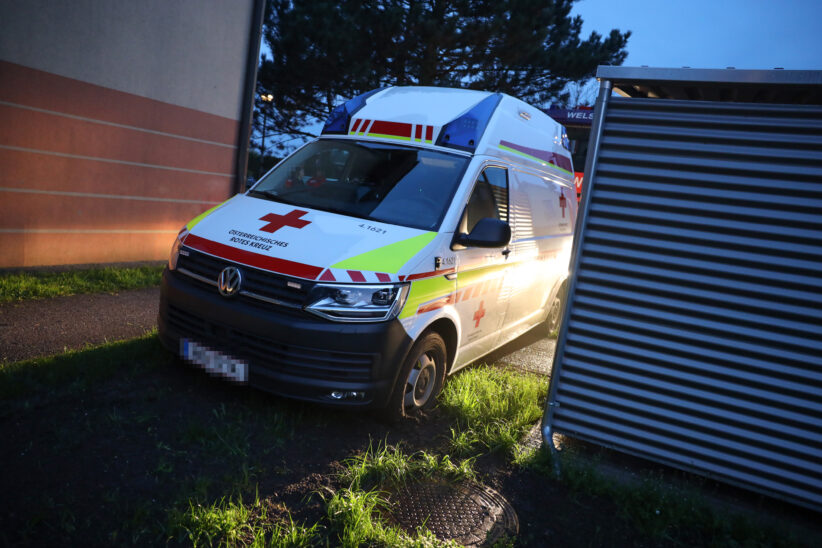 Bergung eines Rettungsfahrzeuges in Wels-Vogelweide durch die Feuerwehr
