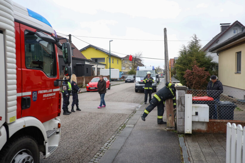 Warteschleife: Beschädigter Telefonmast in Wels-Neustadt als Geduldsprobe für Einsatzkräfte
