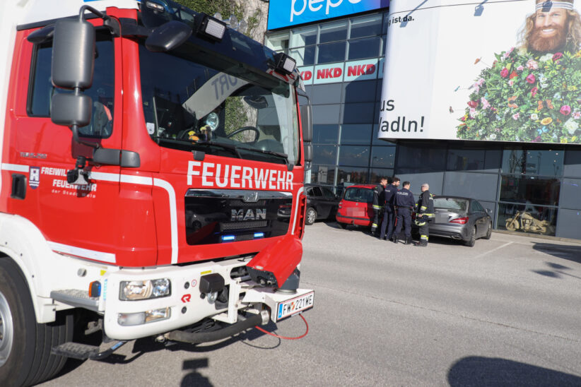 Kind auf Parkplatz eines Einkaufszentrums in Wels-Waidhausen versehentlich in Auto eingeschlossen