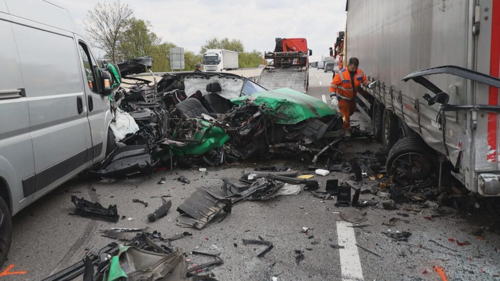 Auto regelrecht zerfetzt: Lenker übersteht Horrorcrash auf Welser Autobahn bei Wels leicht verletzt