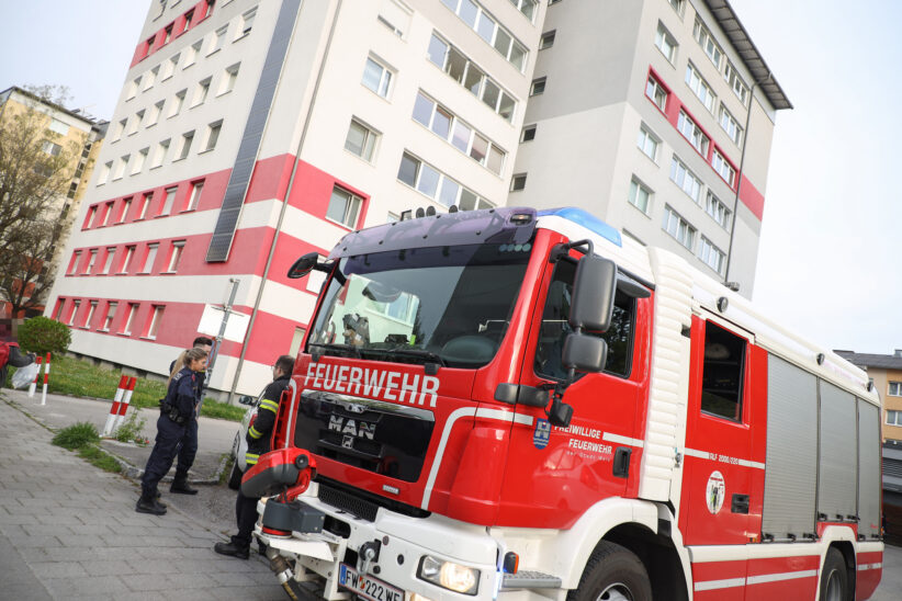 Kartonagen im Stiegenhaus eines Mehrparteienwohnhauses in Wels-Lichtenegg in Brand gesetzt