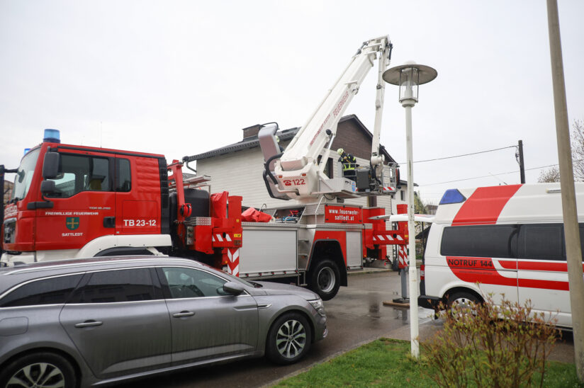 Personenrettung in Sattledt: Verletzte Person mittels Teleskopmastbühne der Feuerwehr gerettet