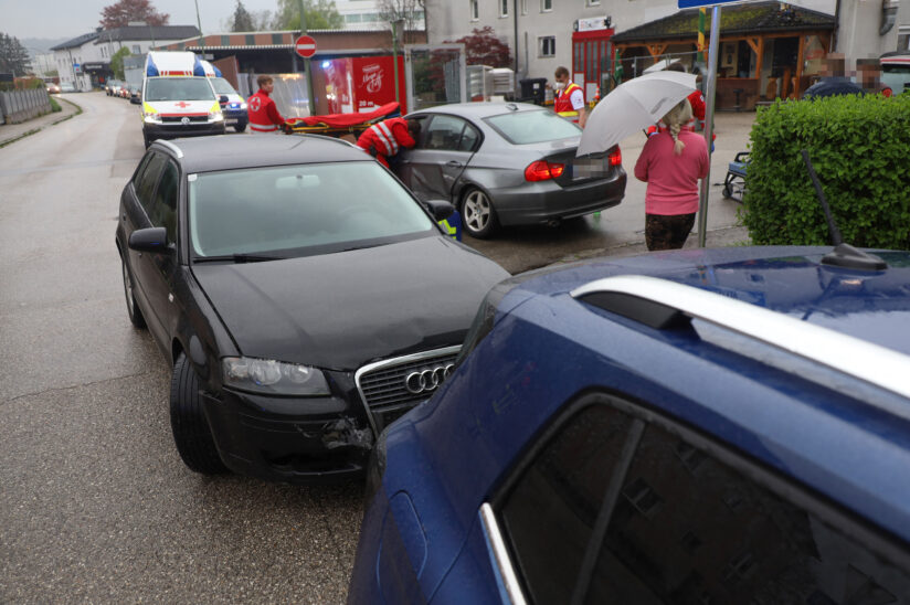 Menschenrettung nach Kreuzungscrash mit zwei beteiligten PKW in Wels-Pernau