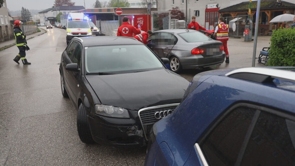Menschenrettung nach Kreuzungscrash mit zwei beteiligten PKW in Wels-Pernau