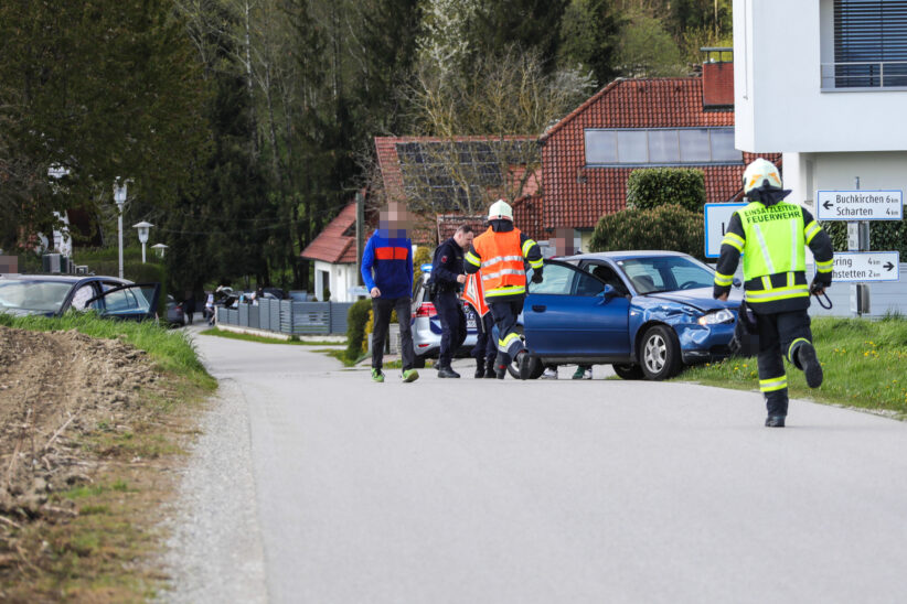 Kreuzungsunfall zwischen zwei PKW in Holzhausen