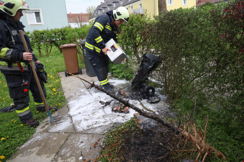 Brand einer Altpapiertonne samt verspätetem Christbaumbrand in Wels-Vogelweide