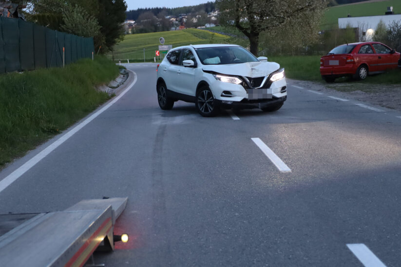 Auto in Neukirchen bei Lambach gegen Hauseck geprallt