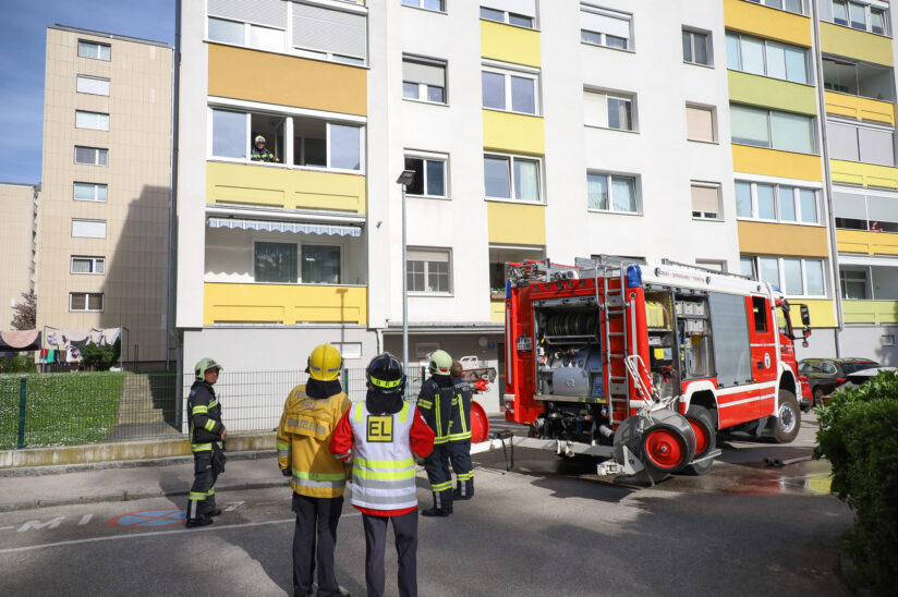 Küchenbrand in einer Wohnung in Wels-Vogelweide fordert zwei Verletzte