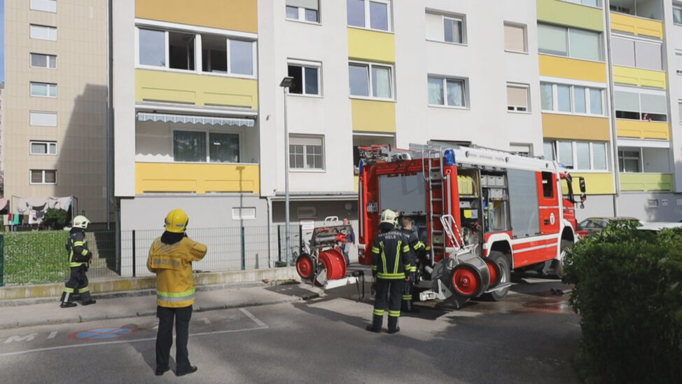 Küchenbrand in einer Wohnung in Wels-Vogelweide fordert zwei Verletzte