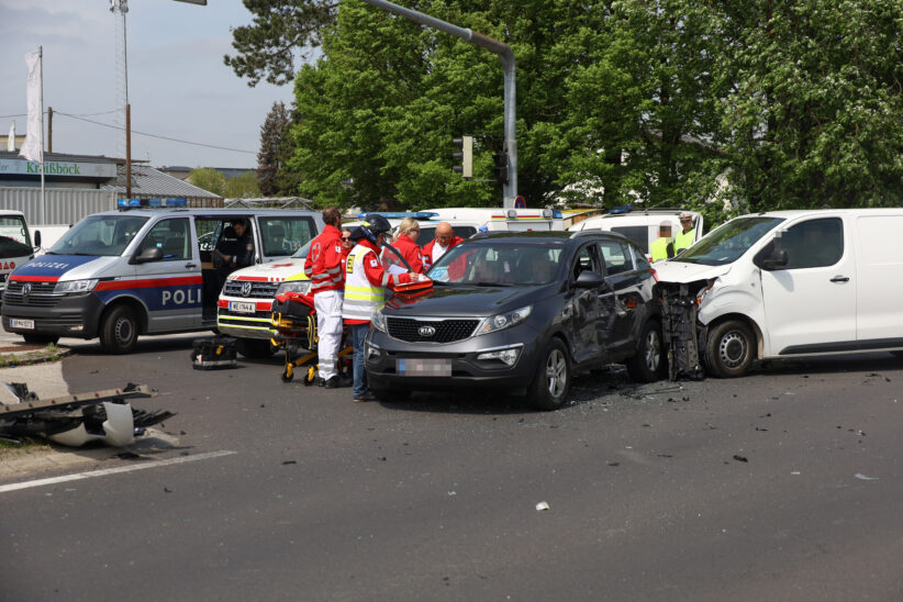 Sechs Verletzte bei schwerem Kreuzungscrash auf Pyhrnpass Straße in Wels-Pernau