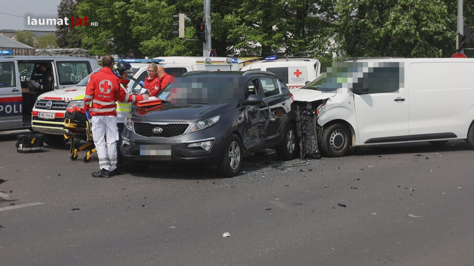 Sechs Verletzte bei schwerem Kreuzungscrash auf Pyhrnpass Straße in Wels-Pernau